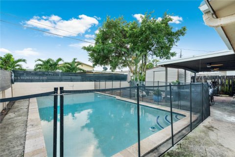 Casa en venta en Hialeah, Florida, 3 dormitorios, 121.61 m2 № 1945542 - foto 5