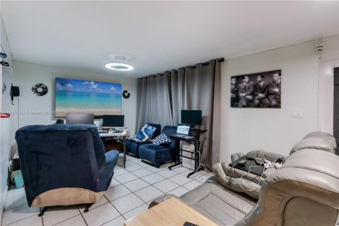 Casa en venta en Hialeah, Florida, 3 dormitorios, 121.61 m2 № 1945542 - foto 10