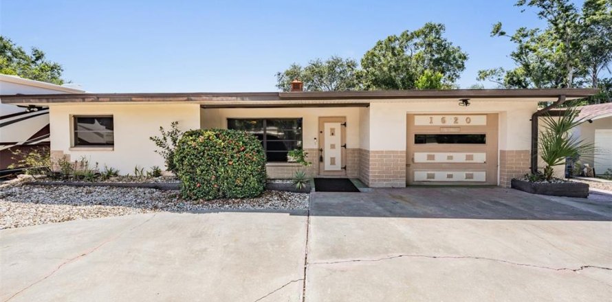 House in Clearwater, Florida 3 bedrooms, 134.24 sq.m. № 1870479