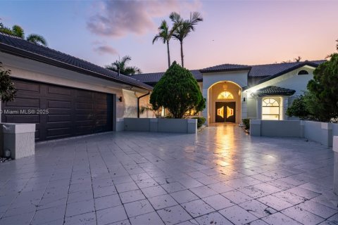 House in Plantation, Florida 7 bedrooms, 350.06 sq.m. № 1951759 - photo 1