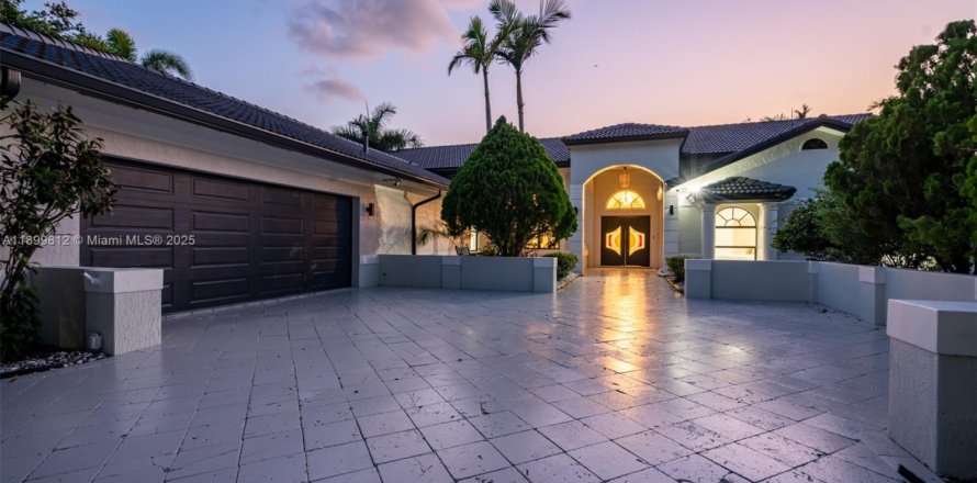 House in Plantation, Florida 7 bedrooms, 350.06 sq.m. № 1951759