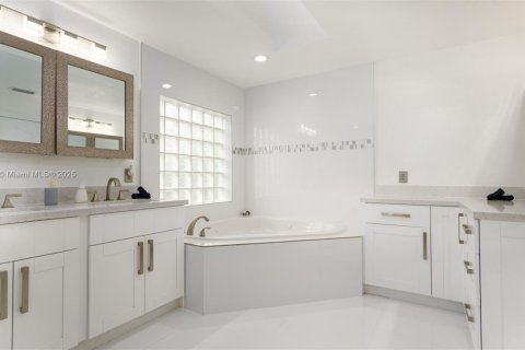 House in Plantation, Florida 7 bedrooms, 350.06 sq.m. № 1951759 - photo 17