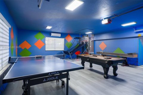 House in Plantation, Florida 7 bedrooms, 350.06 sq.m. № 1951759 - photo 8