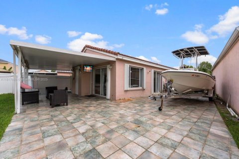 House in Miami, Florida 4 bedrooms, 151.71 sq.m. № 1774502 - photo 20