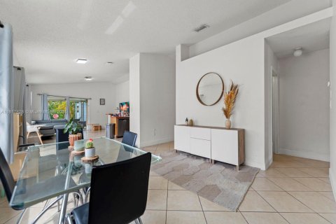 House in Miami, Florida 4 bedrooms, 151.71 sq.m. № 1774502 - photo 7