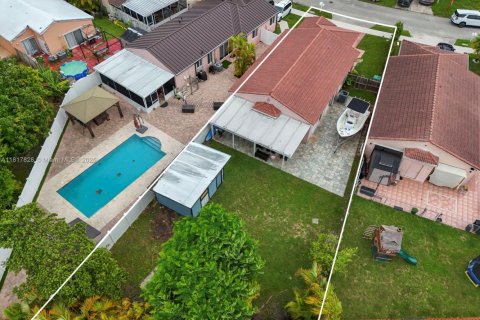 House in Miami, Florida 4 bedrooms, 151.71 sq.m. № 1774502 - photo 4