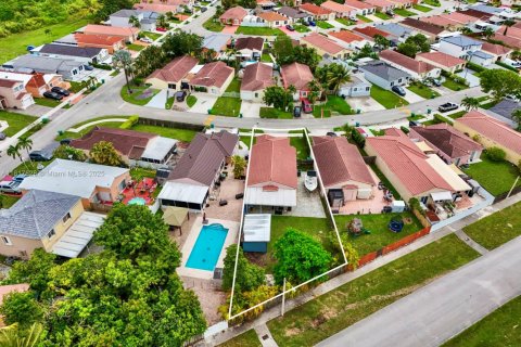 House in Miami, Florida 4 bedrooms, 151.71 sq.m. № 1774502 - photo 5