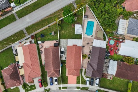 House in Miami, Florida 4 bedrooms, 151.71 sq.m. № 1774502 - photo 3