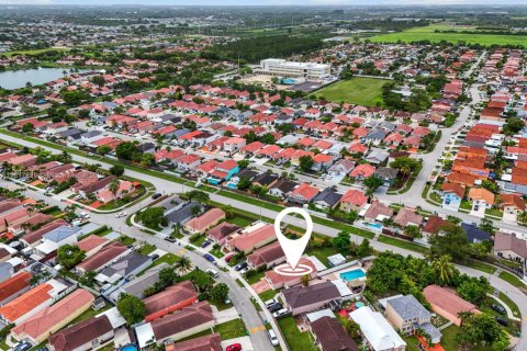 House in Miami, Florida 4 bedrooms, 151.71 sq.m. № 1774502 - photo 23