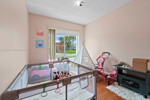 House in Miami, Florida 4 bedrooms, 151.71 sq.m. № 1774502 - photo 15