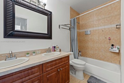 House in Miami, Florida 4 bedrooms, 151.71 sq.m. № 1774502 - photo 14