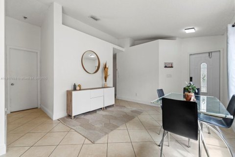 House in Miami, Florida 4 bedrooms, 151.71 sq.m. № 1774502 - photo 6