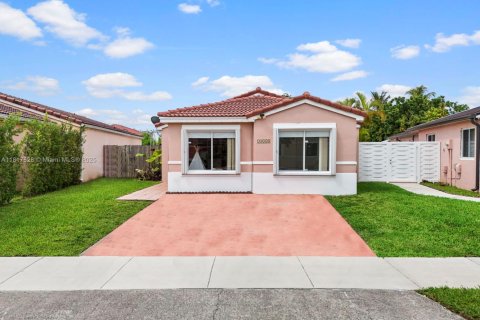 House in Miami, Florida 4 bedrooms, 151.71 sq.m. № 1774502 - photo 1