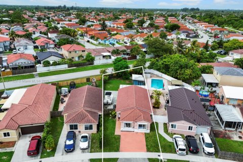 House in Miami, Florida 4 bedrooms, 151.71 sq.m. № 1774502 - photo 2