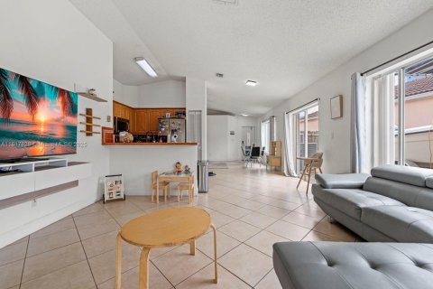 House in Miami, Florida 4 bedrooms, 151.71 sq.m. № 1774502 - photo 11