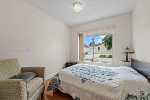 House in Miami, Florida 4 bedrooms, 151.71 sq.m. № 1774502 - photo 17