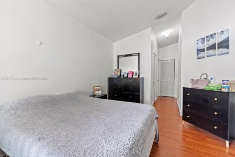House in Miami, Florida 4 bedrooms, 151.71 sq.m. № 1774502 - photo 13