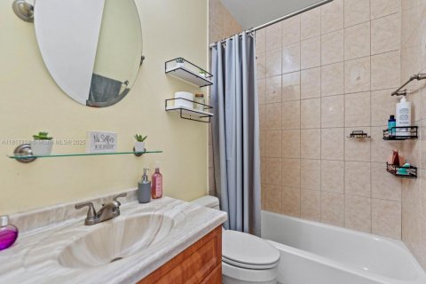 House in Miami, Florida 4 bedrooms, 151.71 sq.m. № 1774502 - photo 19