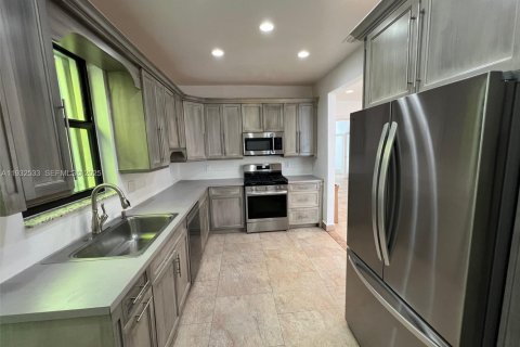 Casa en venta en Miami Beach, Florida, 4 dormitorios, 258.55 m2 № 1992245 - foto 30