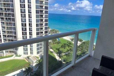 Condominio en venta en Sunny Isles Beach, Florida, 33.44 m2 № 1987723 - foto 1