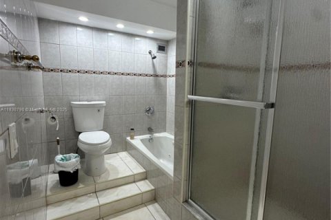 Copropriété à louer à Hallandale Beach, Floride: 2 chambres, 115.94 m2 № 1827468 - photo 13