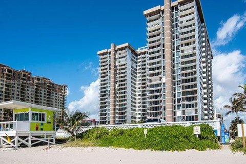 Copropriété à louer à Hallandale Beach, Floride: 2 chambres, 115.94 m2 № 1827468 - photo 1