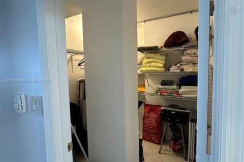 Copropriété à louer à Hallandale Beach, Floride: 2 chambres, 115.94 m2 № 1827468 - photo 11