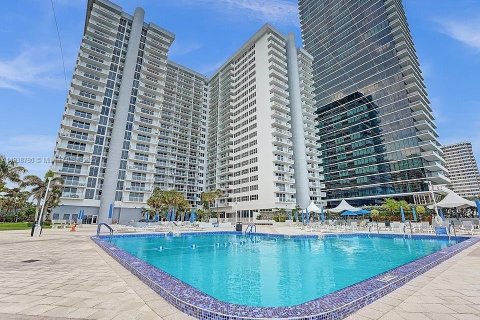 Copropriété à louer à Hallandale Beach, Floride: 2 chambres, 115.94 m2 № 1827468 - photo 3