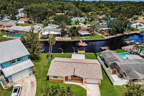 House in New Port Richey, Florida 3 bedrooms, 124.4 sq.m. № 1817332 - photo 1