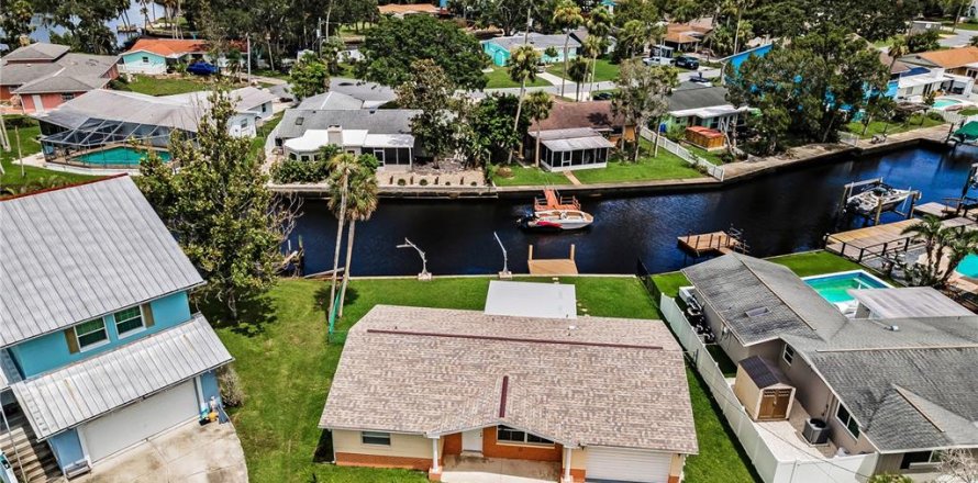 House in New Port Richey, Florida 3 bedrooms, 124.4 sq.m. № 1817332