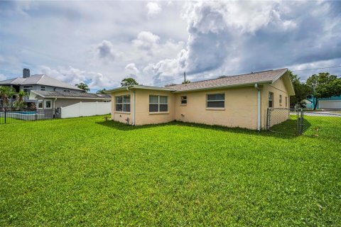 House in New Port Richey, Florida 3 bedrooms, 124.4 sq.m. № 1817332 - photo 15