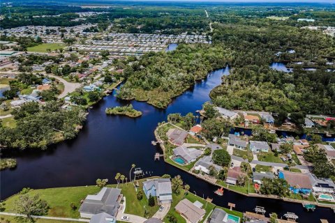 House in New Port Richey, Florida 3 bedrooms, 124.4 sq.m. № 1817332 - photo 4