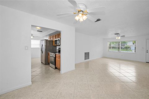 House in New Port Richey, Florida 3 bedrooms, 124.4 sq.m. № 1817332 - photo 24