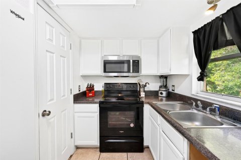 Condo in Orlando, Florida, 2 bedrooms № 2225147 - photo 9