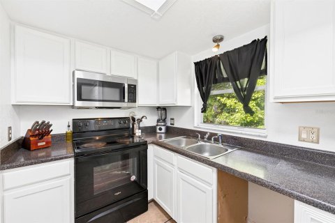 Condo in Orlando, Florida, 2 bedrooms № 2225147 - photo 8