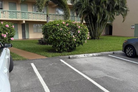 Condo in Palm Springs, Florida, 1 bedroom № 2177214