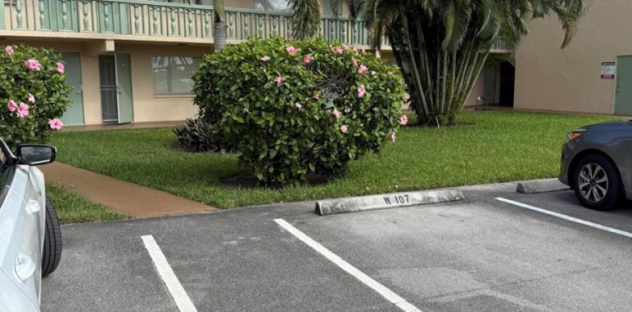 Condo in Palm Springs, Florida, 1 bedroom № 2177214