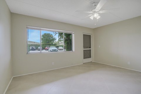 Condo in Palm Springs, Florida, 1 bedroom № 2177214 - photo 10