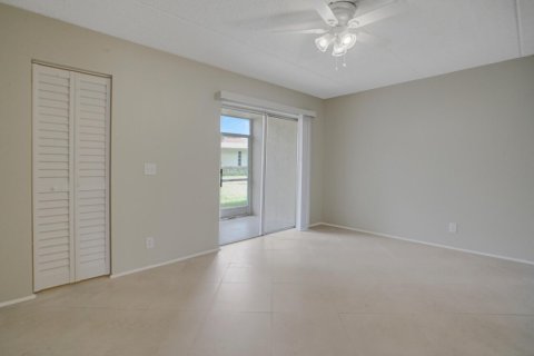 Condo in Palm Springs, Florida, 1 bedroom № 2177214 - photo 20