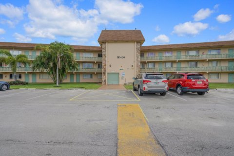 Condo in Palm Springs, Florida, 1 bedroom № 2177214 - photo 7