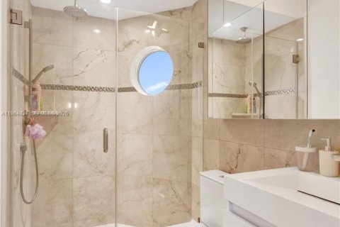 Casa en venta en Miami, Florida, 4 dormitorios № 2029575 - foto 13