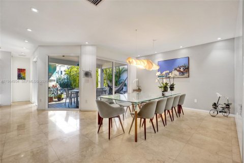 Casa en venta en Miami, Florida, 4 dormitorios № 2029575 - foto 2