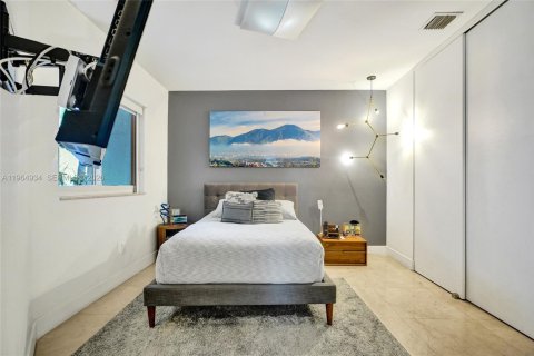 Casa en venta en Miami, Florida, 4 dormitorios № 2029575 - foto 15