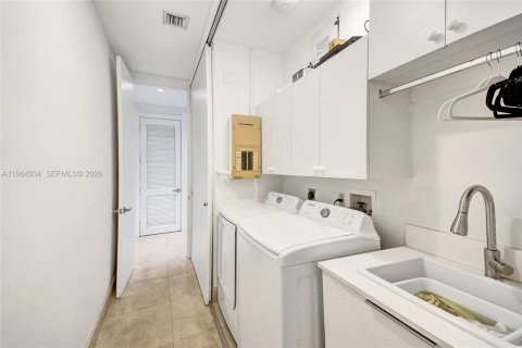 Casa en venta en Miami, Florida, 4 dormitorios № 2029575 - foto 24