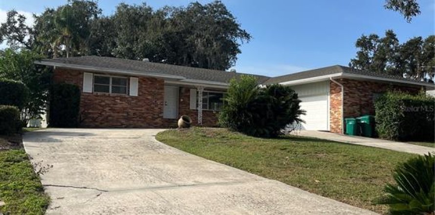 House in Mount Dora, Florida 3 bedrooms, 220.27 sq.m. № 2234304