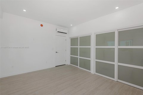 Condo in Miami Beach, Florida, 1 bedroom  № 1933096 - photo 17