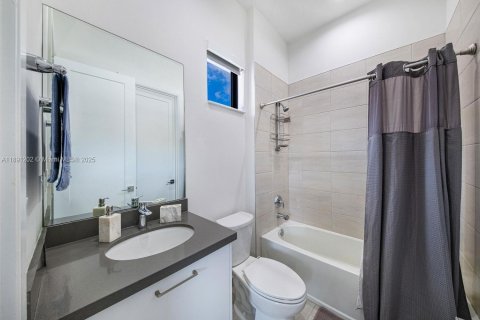 Casa en venta en Doral, Florida, 4 dormitorios, 209.68 m2 № 1944656 - foto 20