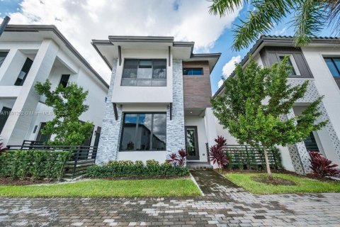 Casa en venta en Doral, Florida, 4 dormitorios, 209.68 m2 № 1944656 - foto 1