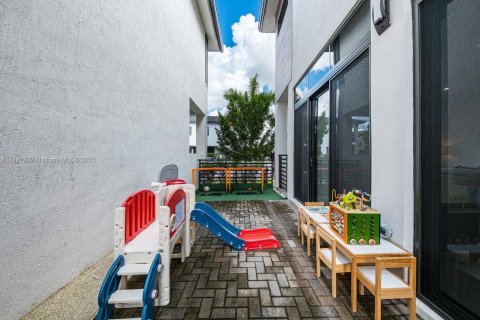 Casa en venta en Doral, Florida, 4 dormitorios, 209.68 m2 № 1944656 - foto 27