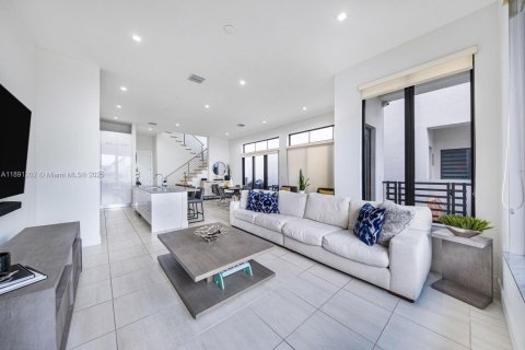 Casa en venta en Doral, Florida, 4 dormitorios, 209.68 m2 № 1944656 - foto 8